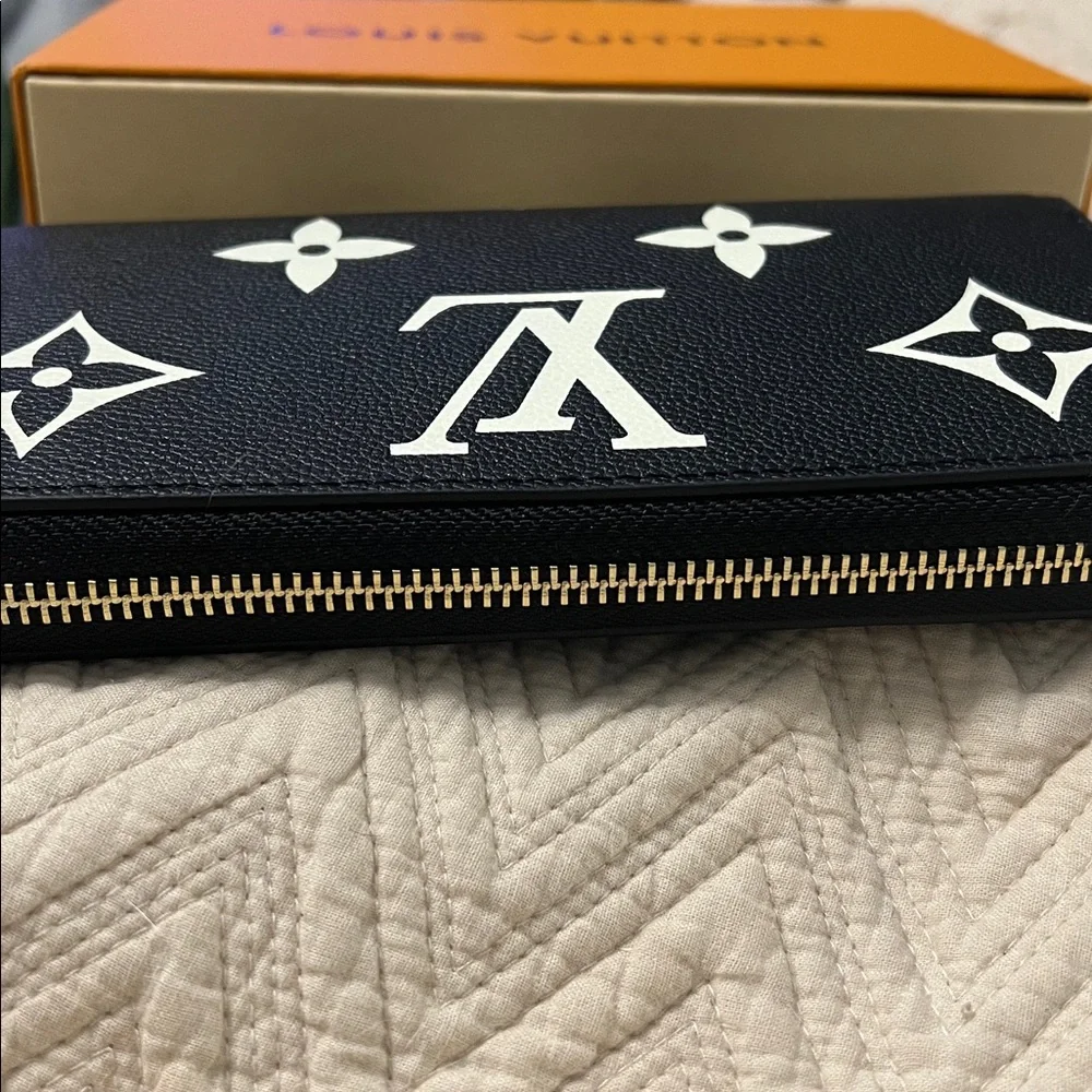NIB Louis Vuitton Zippy Black Wallet with White Monogram Accents - Picture 3 of 16